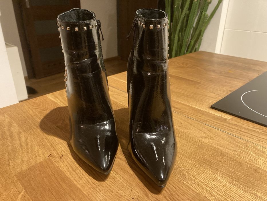 Lakierkowe z ćwiekami szpilki botki prima moda