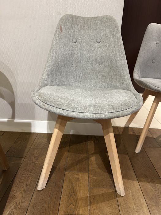 Szare krzesla na drewnianych nogach