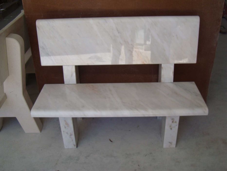 Mesa em pedra calcário branco