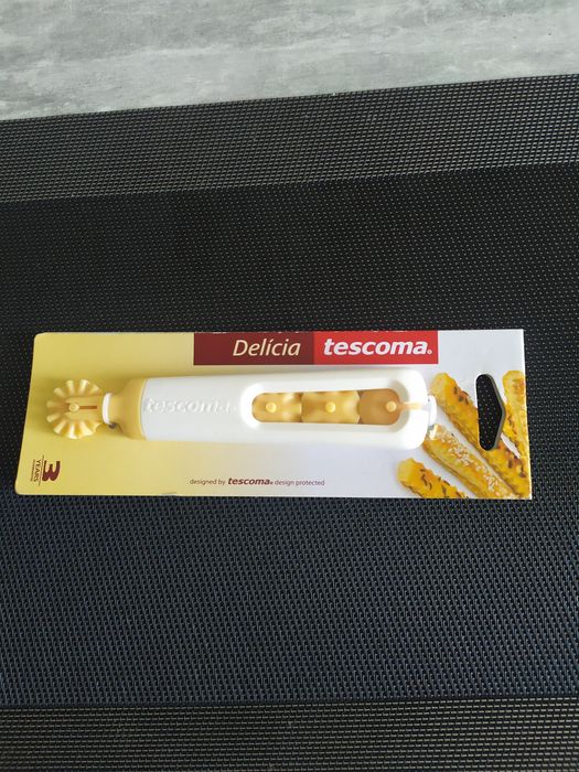 Продается ролик для фигурной нарезки теста с4-мя сменными ножами .