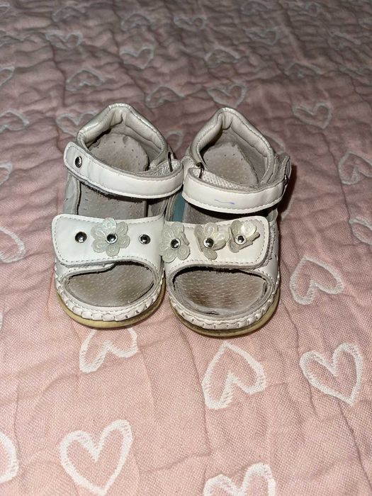 Босоніжки на дівчинку