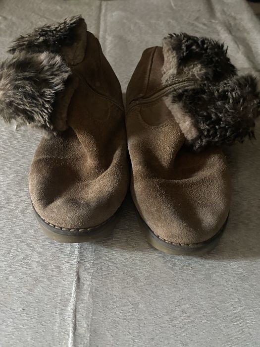 Отдам бесплатно обувь для мальчика и девочьки