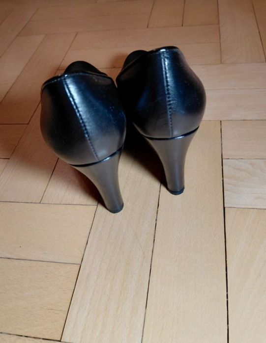 Czułenka czarne , skórzane na obcasie UNISA