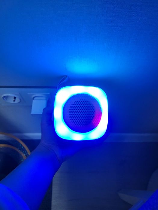 Навушники та колонка від Maybelline New York