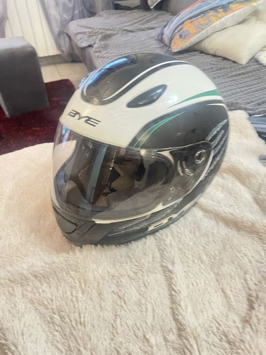 Capacete da marca Bye M