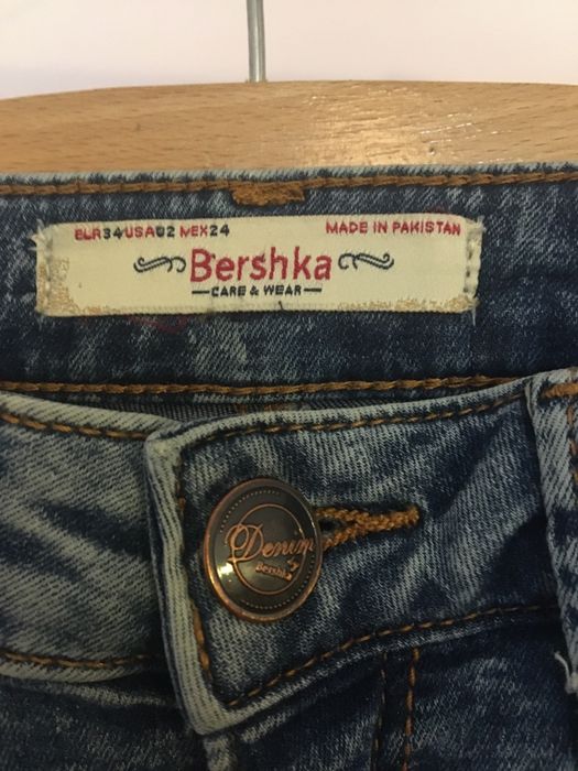 Jeansy Bershka.