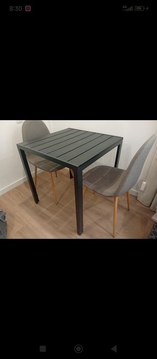 Mesa quadrada metal e 2 cadeiras em tecido cinzento