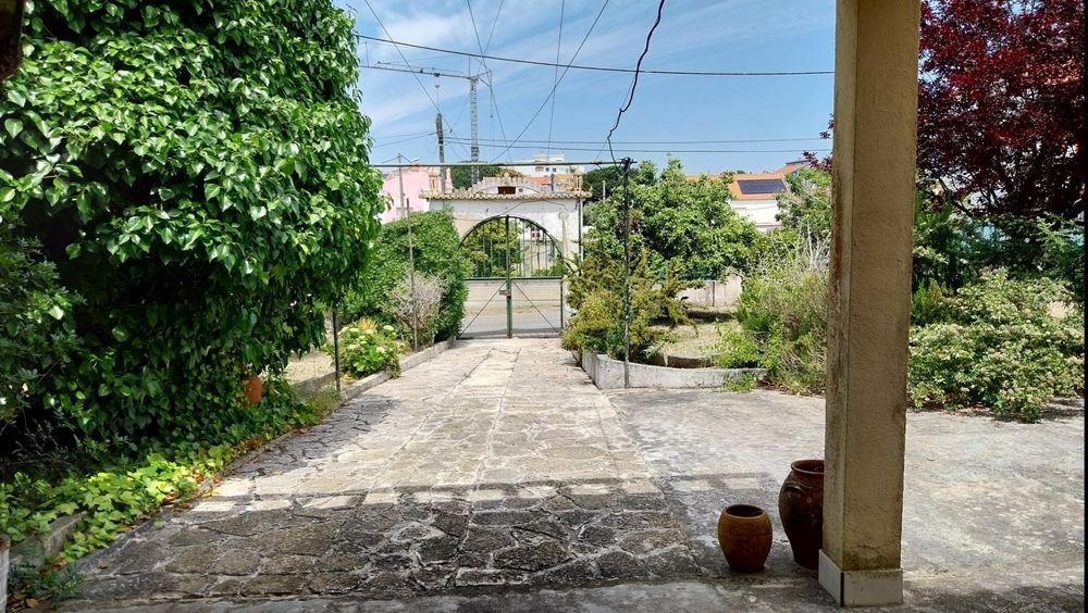 Vende-se vivenda em lote com 806m2