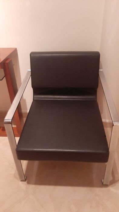 Par de cadeiras B&T Plus – design moderno – excelente estado.