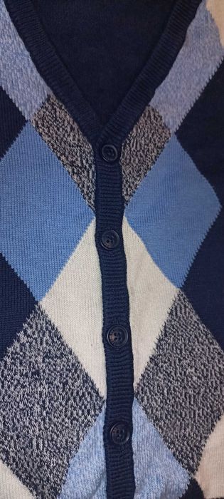 Elegancki dziecięcy sweterek.