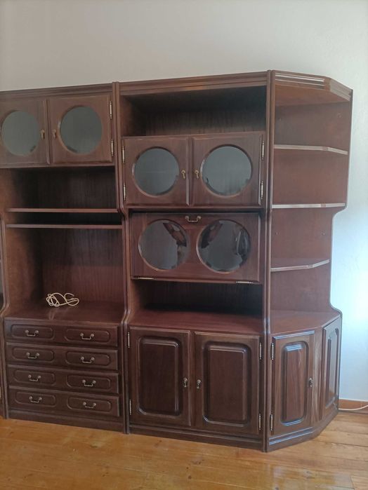 Armário de sala grande em madeira