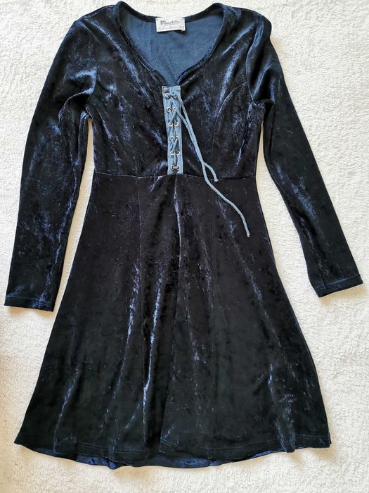 Piękna welurowa sukienka, czarna magia S