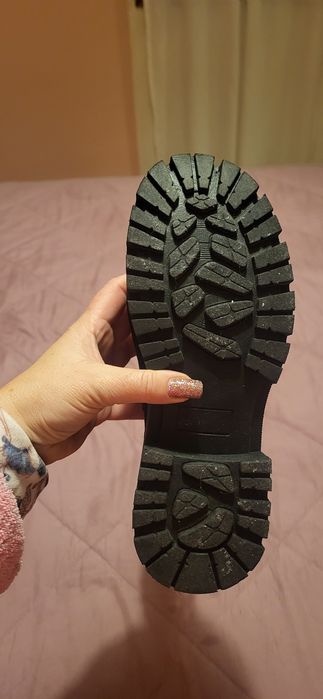 Botin preto e prateado