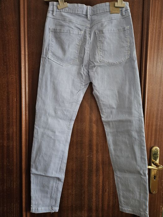 Calças às riscas azuis e brancas Stradivarius Tamanho 38