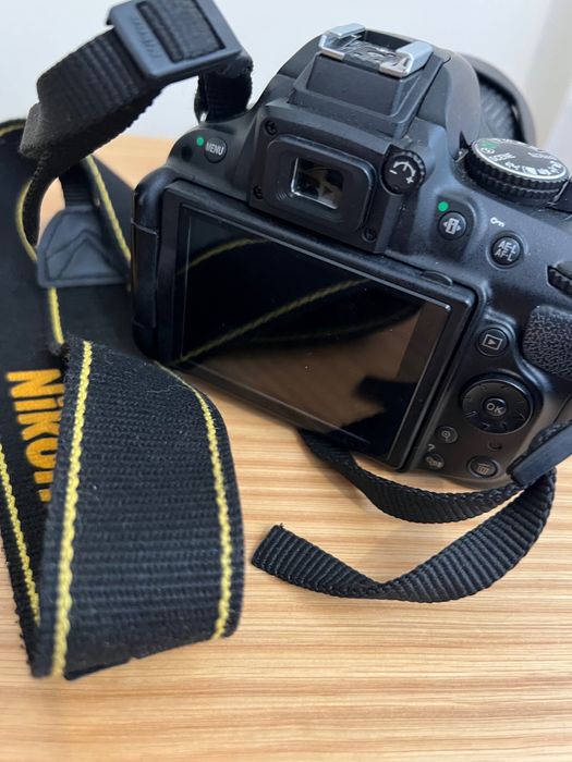 NIKON D5200 com lente e acessórios em bom estado