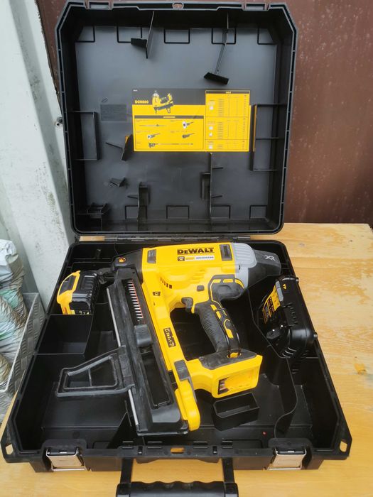Gwoździarka DeWALT DCN890N