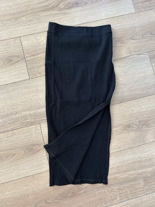 Czarna spódnica z rozcieciem długa