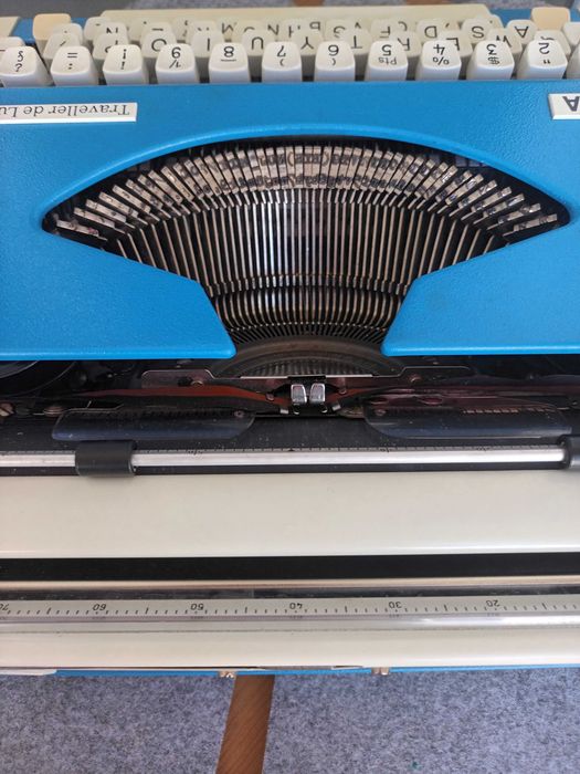 Máquina de escrever Olympia Traveller Deluxe