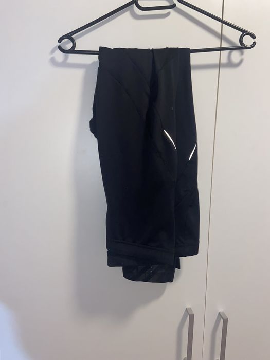 czarne legginsy adidas