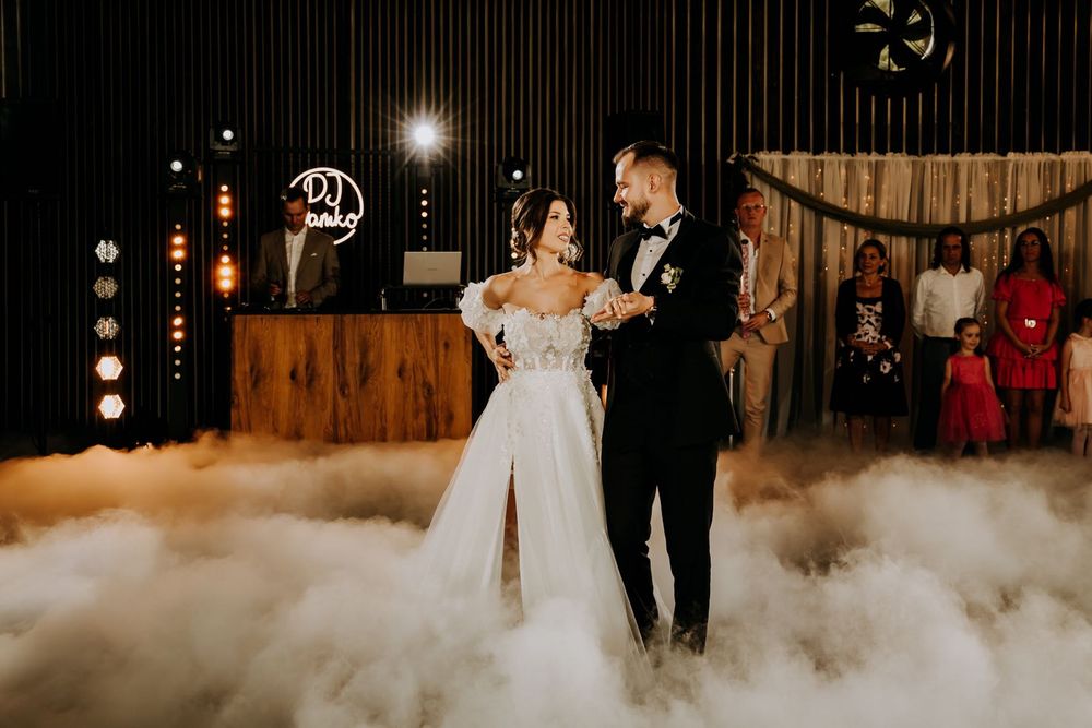 Ciężki dym na pierwszy taniec, taniec w chmurach / fontanny iskier