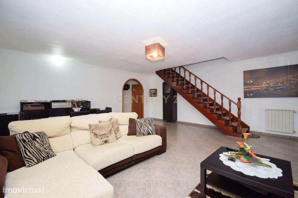 T3 Duplex 116m no Carregado em urbanização tranquila com acesso direto
