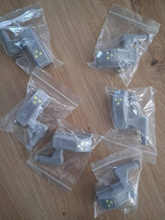 Oświetlenie na baterie do szafy montowane   na zawiasy komplet 6 sztuk