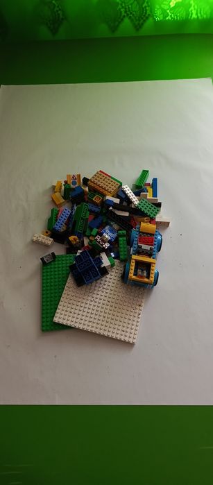 Klocki lego w różnej postaci i formie.