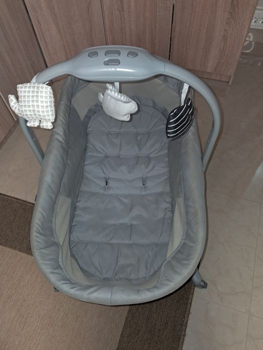 Baby Hug 4 em 1 está equipado com um arco eletrónico de brinquedos