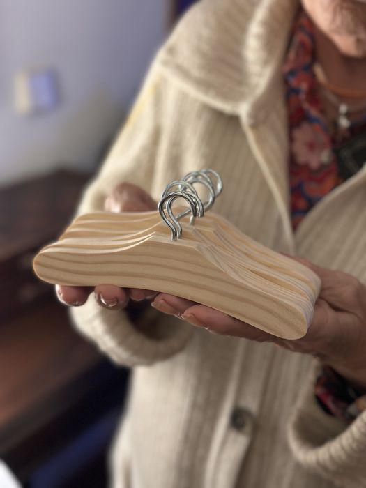 Conjunto ou pack de 6 minis cabides — cabides em miniatura em madeira para roupa de bonecos