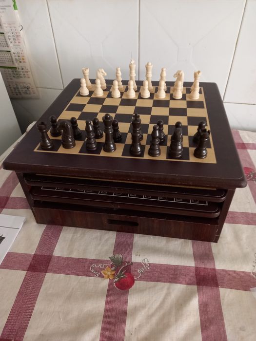 Xadrez, com vários jogos de tabuleiro.