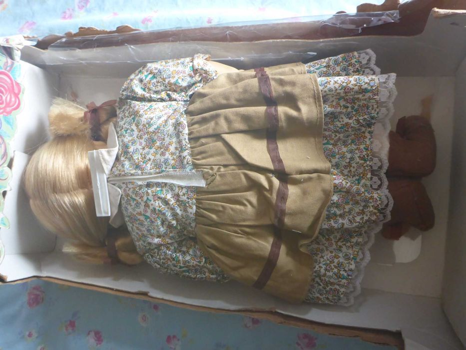 Boneca antiga anos 80, roupas da época Vitoriana - Inglaterra 42cm