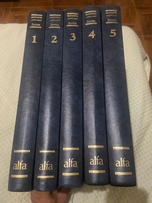 Enciclopédia composta por 5 livros