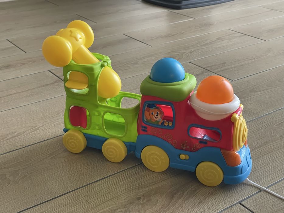 Поїзд з кульками, метелик та інші іграшки