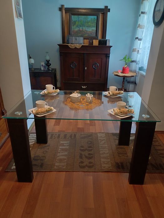 Stół ze szklanym blatem.