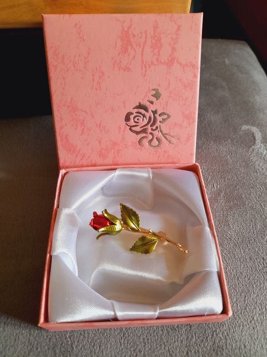 Broszka Róża w pudełku prezentowym kwiaty