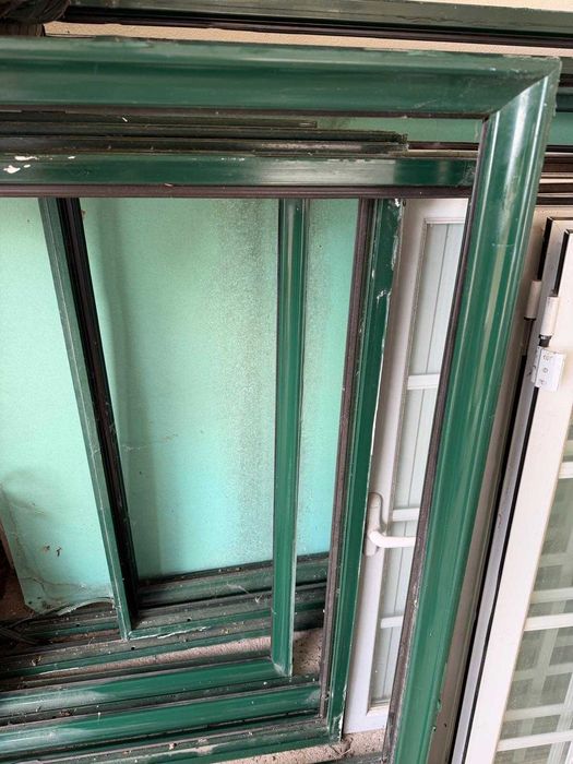 Lote de Caixilharia: Janelas e Portas de Sacada em Alumínio Lacado com Vidro Duplo