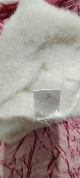 Biała czapka damska