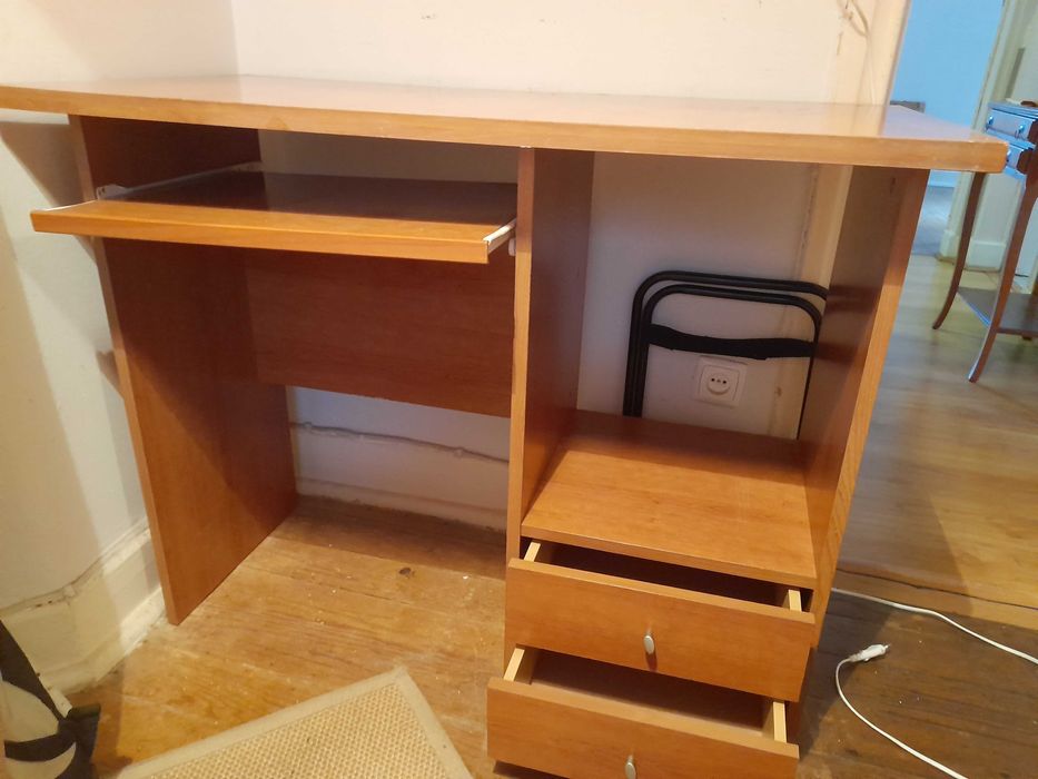 Secretária de madeira com arrumação