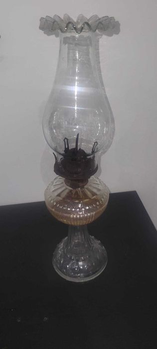 Candeeiro a Petróleo Antigo em Vidro Trabalhado