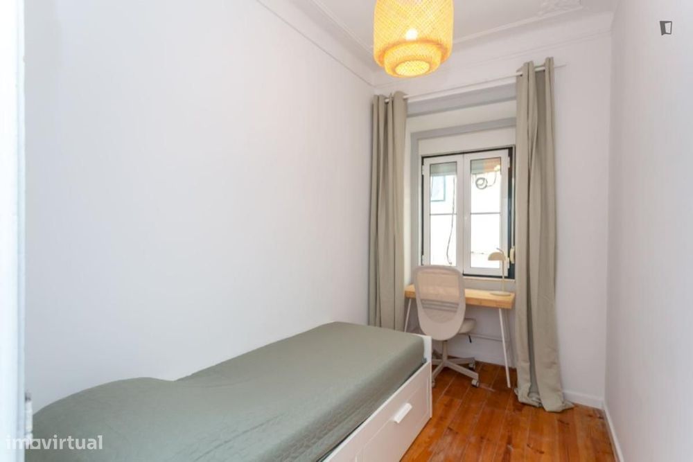 Apartamento com 5 quartos - localizado em Anjos Lisbon