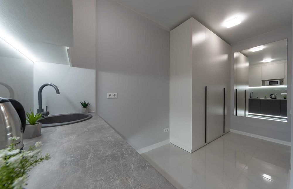 Подобово - студія з ремонтом, у будинку з Генератором, 5 хв. до метро.