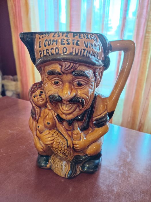 Conjunto de três canecas de vinho e um copo, com motivos tradicionais portugueses