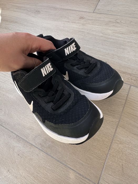 Кросівки nike revolution