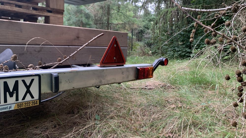 Przyczepa z hamulcem najazdowym podłodziowa lub motocyklowa