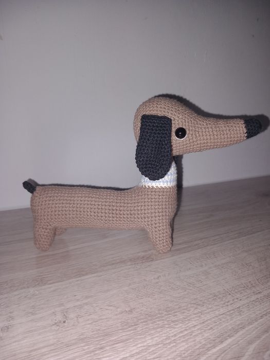 Maskotka/Pluszak amigurumi jamnik Robnert na szydełku