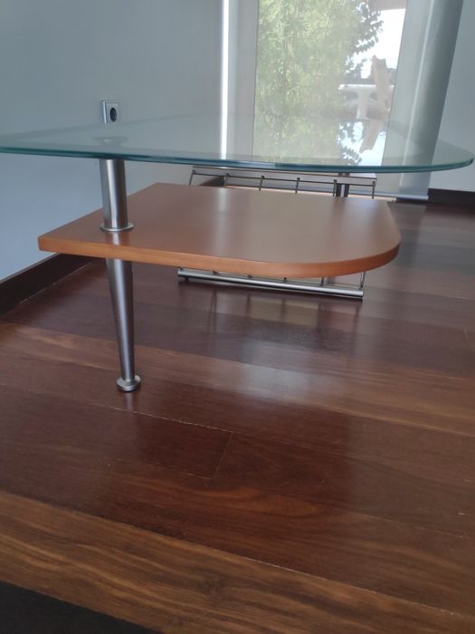 Mesa de centro com tampo de vidro.