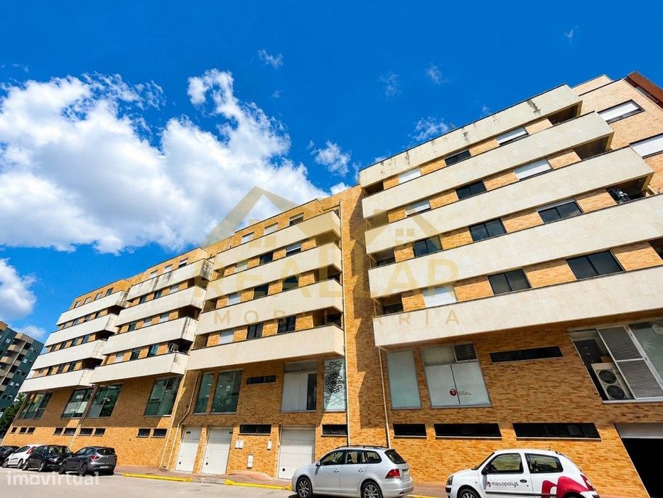Apartamento T2 Mobilado com Box de Estacionamento em Localização Pr...