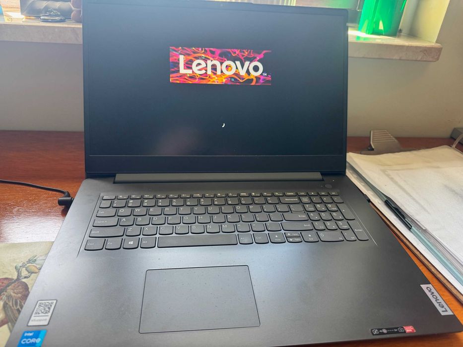 Laptop Lenovo V17 G2 ITL; Intel Core i5 16GB; SSD 1 TB