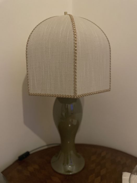 Candeeiro de apoio verde e abatjour linho