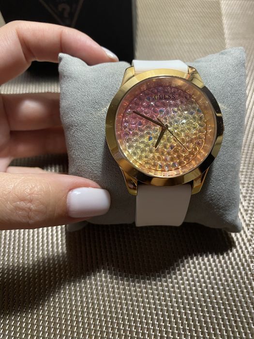 Часы Guess с кристаллами  SWAROVSKI